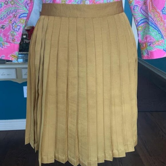 Gap   Pleated mustard Skirt    Size 4 - Picture 2 of 4